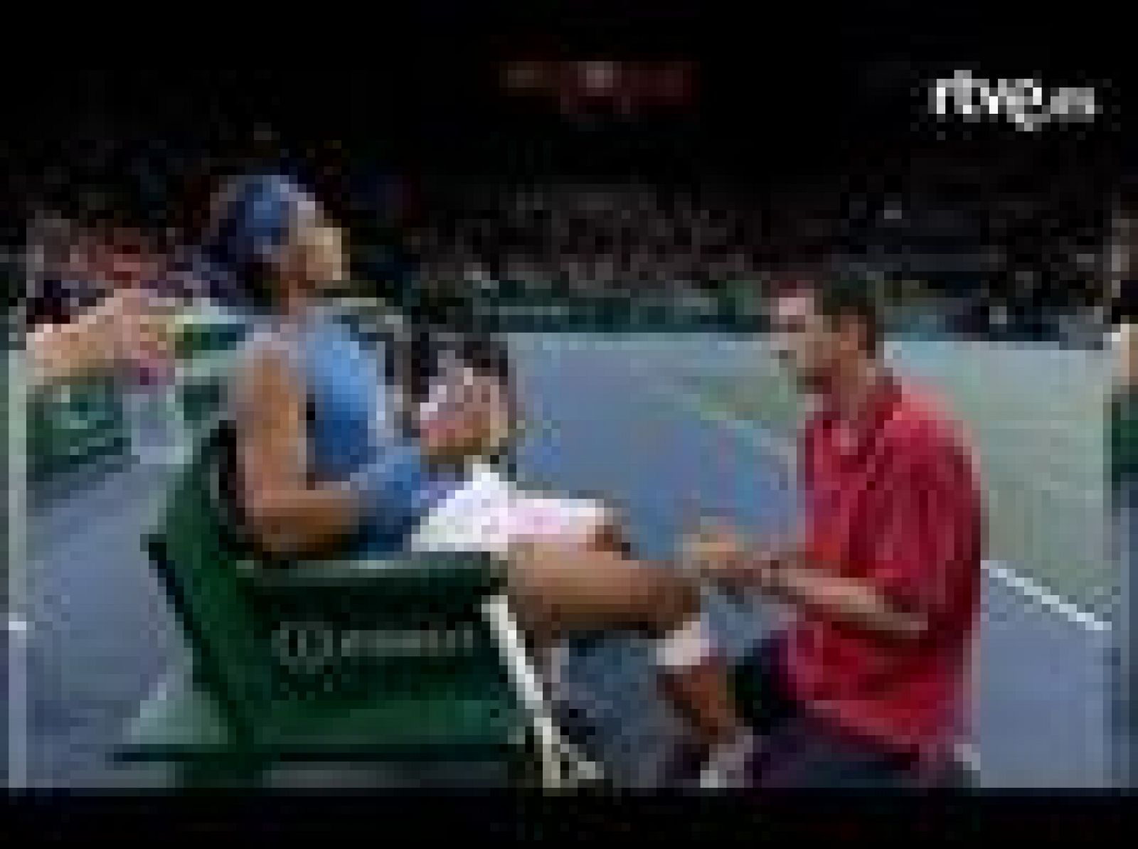 Rafa Nadal ha tenido que abandonar el Masters Series de París debido a una lesión en su rodilla.