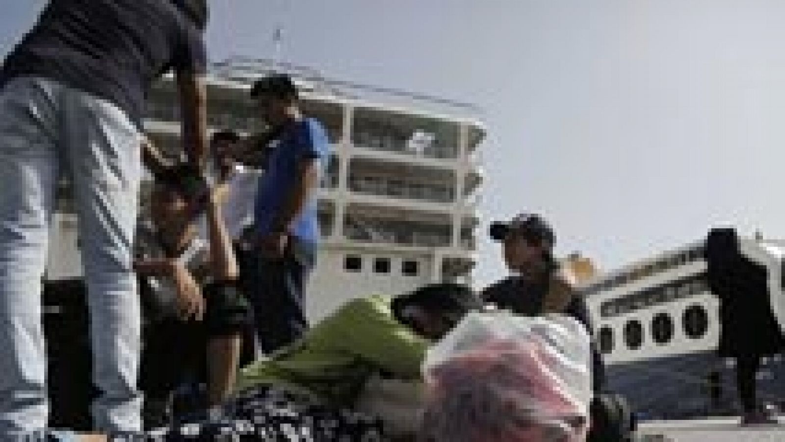 Telediario 1: En Lesbos siguen llegando refugiados en balsas | RTVE Play