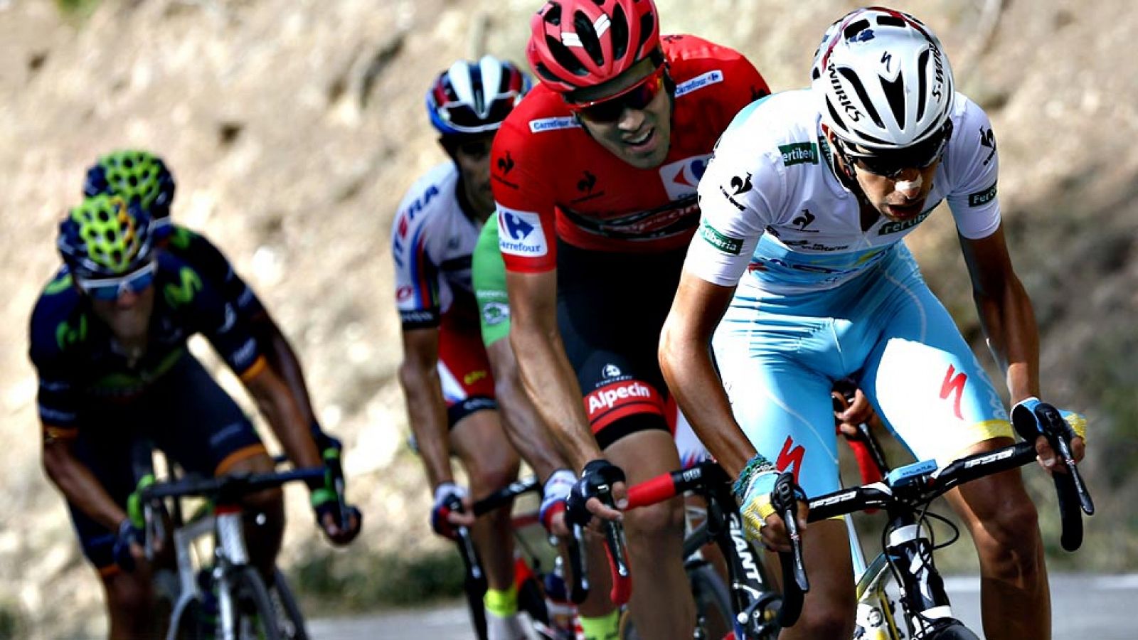 El conjunto Astana y su líder, el italiano Fabio Aru, acaban con las opciones de triunfo del holandés Dumoulin en el puerto de la Sierra de Guadarrama durante la 20ª etapa de la Vuelta ciclista a España 2015.