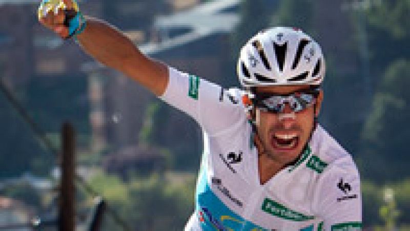 El italiano Fabio Aru ha dado un vuelco a la Vuelta a España con su ataque en La Morcuera, donde ha hundido a Dumoulin, que ha perdido el liderato y se ha quedado fuera del podio. La etapa fue para Rubén Plaza, protagonista de una larga escapada.