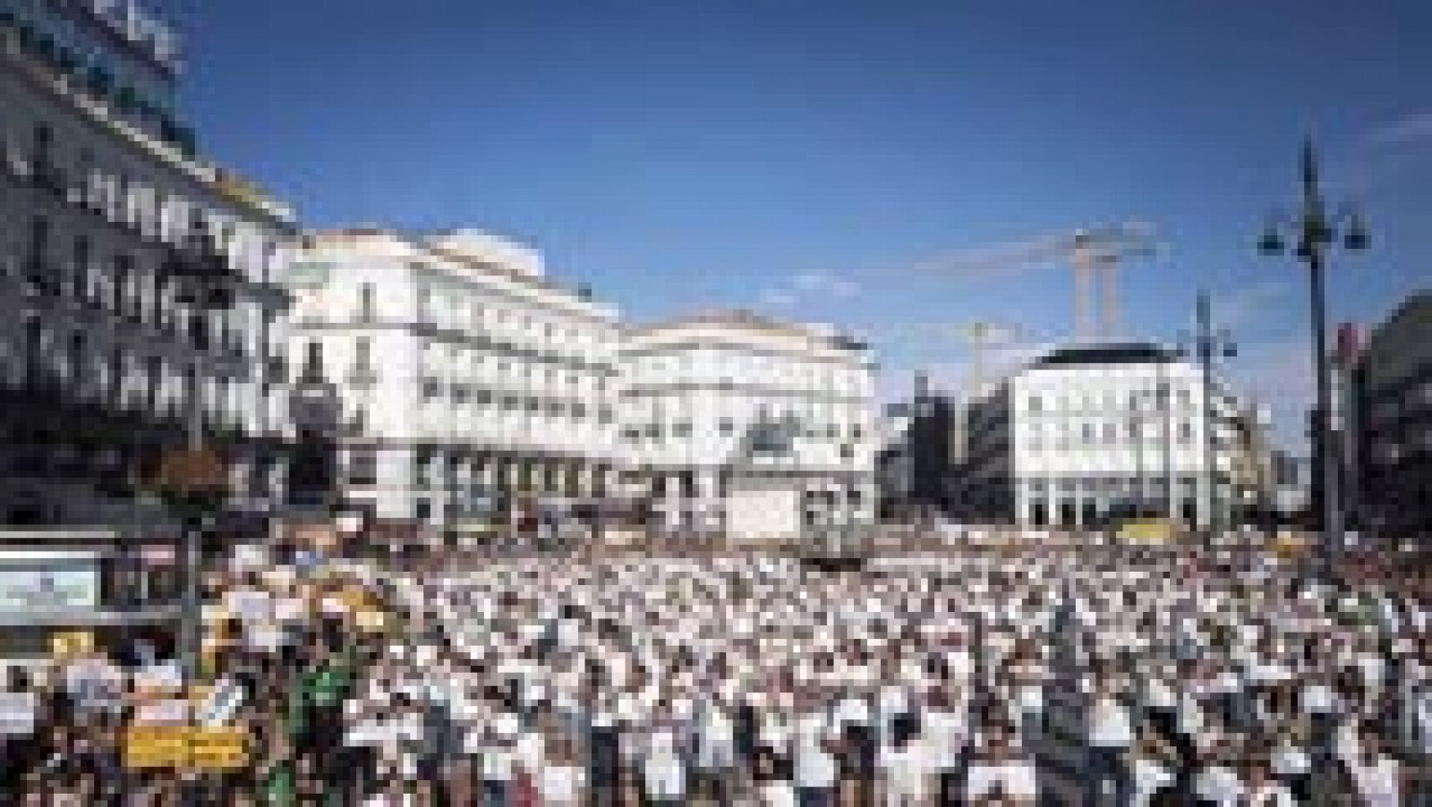 Miles de personas se manifiestan en contra y a favor del Toro de la Vega en Madrid y Valladolid