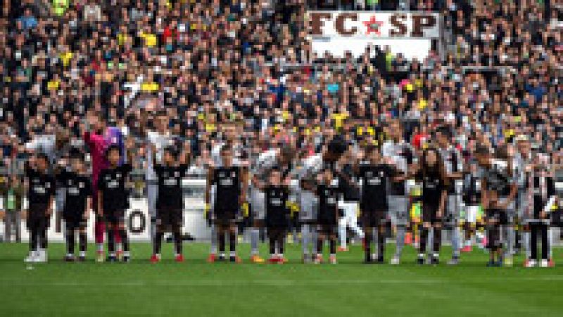El mundo del fútbol no se ha mostrado indiferente con la crisis de los refugiados y este fin de semana se han visto homenajes en muchos campos de Europa.