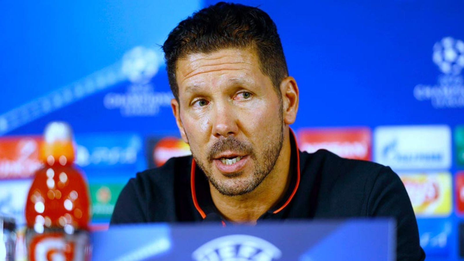 El entrenador del Atlético de Madrid, Diego Simeone, avisó de que, jugando en un estadio "tan caliente" como el Ali Sami Yen ante 55.000 personas, le parece "un poco exagerado" que en el Galatasaray den la condición de favorito al conjunto rojiblanco en su duelo del martes en el primer partido de grupo de la Champions League.