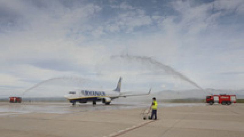Aterriza el primer vuelo regular en el aeropuerto de Castellón
