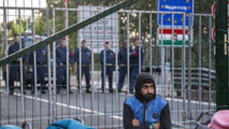 El flujo migratorio se desvía a Croacia tras cerrar Hungría su frontera con Serbia