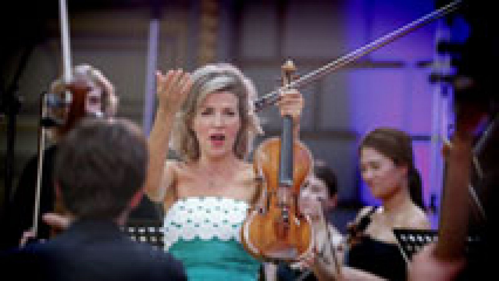 Telediario 1: Anne Sophie Mutter, una de la mejores violinistas del mundo, saca nuevo disco | RTVE Play