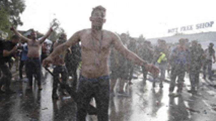 Informativo 24h - La Policía húngara usa gases lacrimógenos para impedir la entrada de refugiados