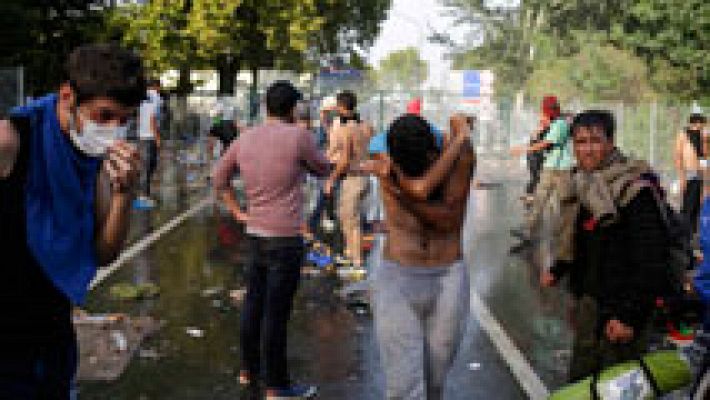 Informativo 24h - La policía  húngara usa gases lacrimógenos en la frontera