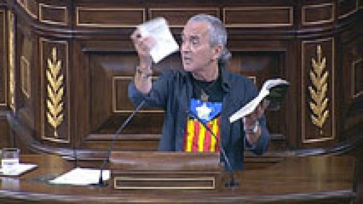 Sabino Cuadra, de Amaiur, rompe hojas de la Constitución