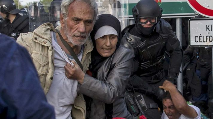 Telediario 1 - Hungría lanza gases lacrimógenos contra refugiados que intentan pasar la frontera