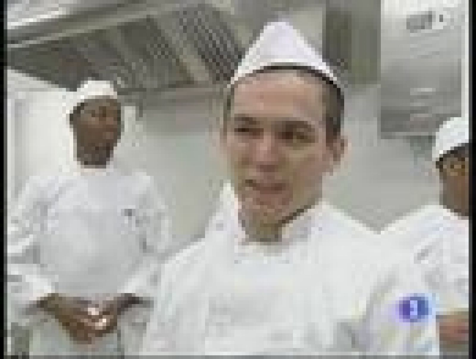 La cárcel de Alcalá-Meco forma como ayudantes de cocina a sus presos con cursos impartidos por cocineros ilustres, como Andrés Madrigal.