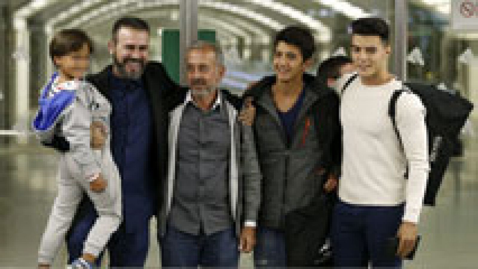 Telediario 1: El refugiado sirio que fue zancadilleado por una periodista húngara y dos de sus hijos, a su llegada en la medianoche del miércoles a la Estación de Atocha | RTVE Play