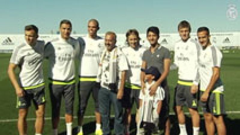 La familia zancadilleada por la periodista húngara visita al Real Madrid