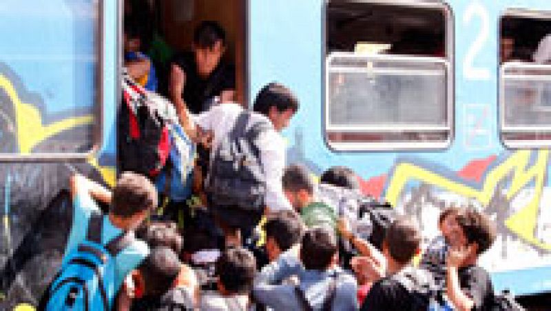 Cientos de personas esperan en la intemperie de los campos de refugiados un tren 