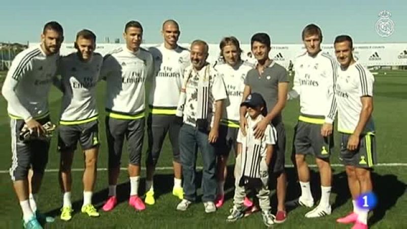 El refugiado sirio zancadilleado por una periodista y sus dos hijos conocen al Real Madrid