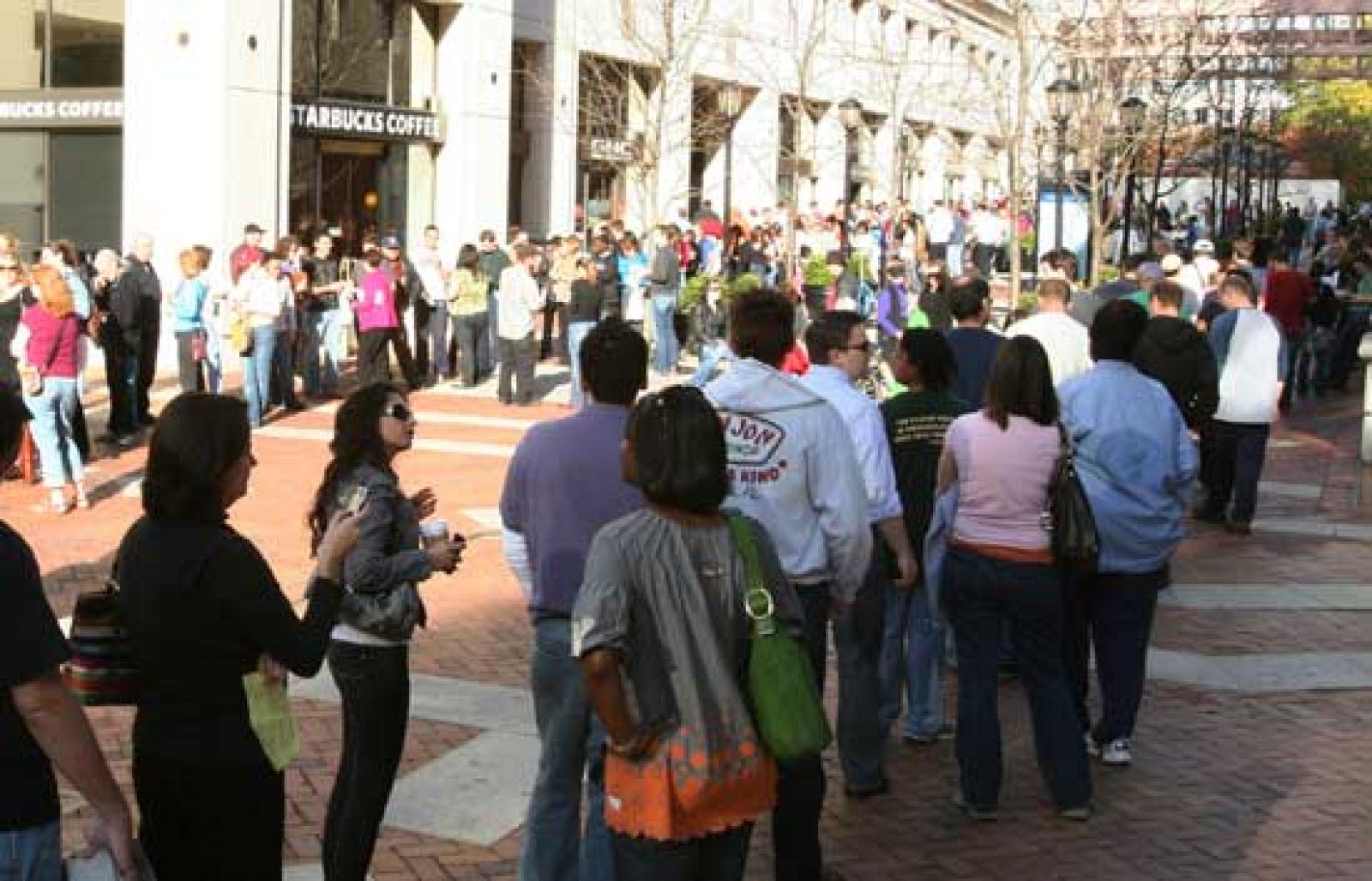 Largas colas para votar de forma anticipada | Ver