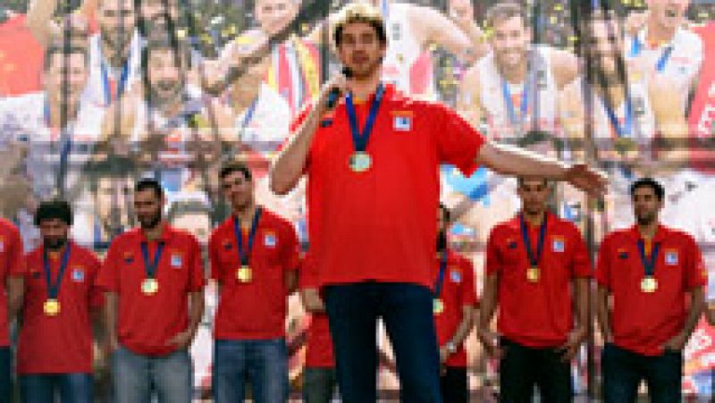 Los campeones de Europa de baloncesto han dedicado su éxito a los aficionados en la plaza de Callao, donde Gasol ha sido el más aclamado.