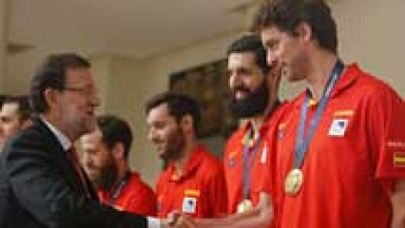 Telediario 1: Rajoy recibe en la Moncloa a la selección española de baloncesto | RTVE Play