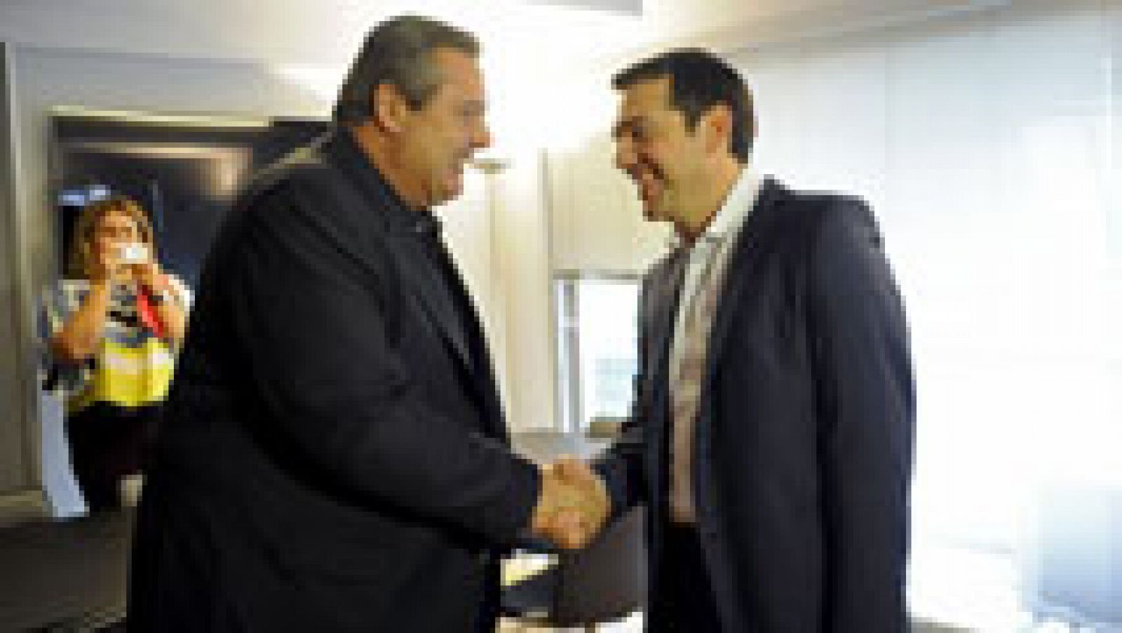 Telediario 1: Los partidos políticos españoles han felicitado a Tsipras por su victoria | RTVE Play
