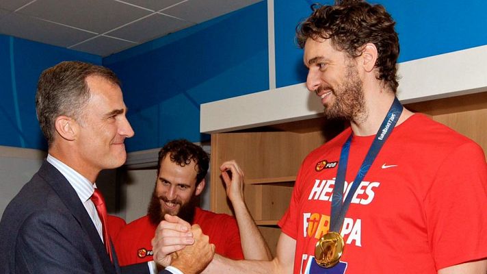 Telediario 1 - El Rey, a los campeones: "Sois la leche"