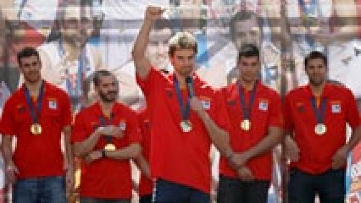 Telediario 1 - Varios miles de aficionados vibran con los campeones de Europa en Madrid