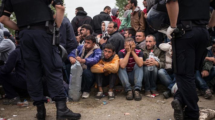 Telediario 1 - Miles de refugiados siguen superando obstáculos y se concentran en Croacia