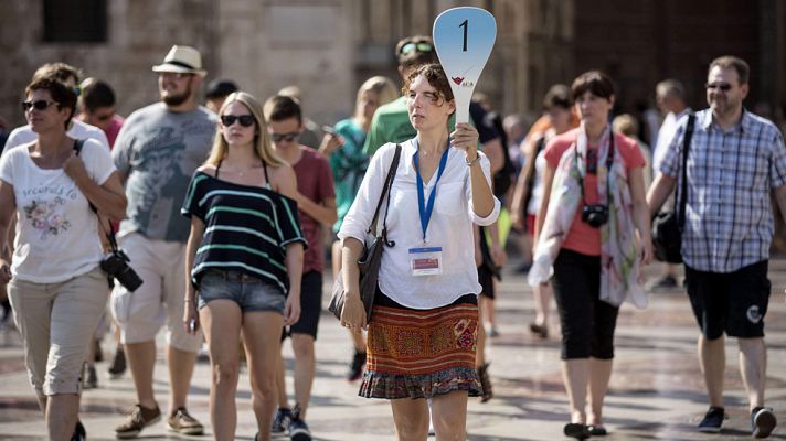 Telediario 1 - España recibe más de 9 millones de turistas internacionales en agosto, casi 300.000 al día