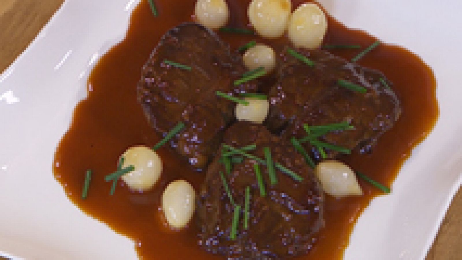 Carrilleras estofadas con vino blanco