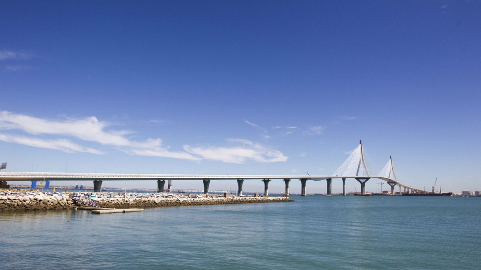 Informativo 24h: Rajoy inaugura el puente Constitución 1812 de Cádiz | RTVE Play