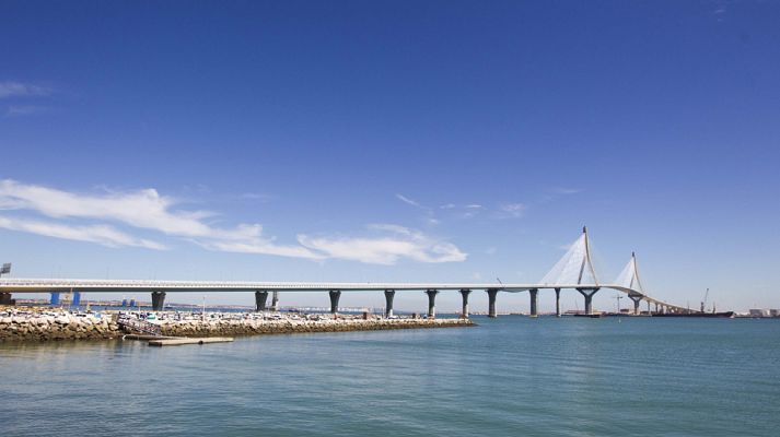 Informativo 24h - Rajoy inaugura el puente Constitución 1812 de Cádiz