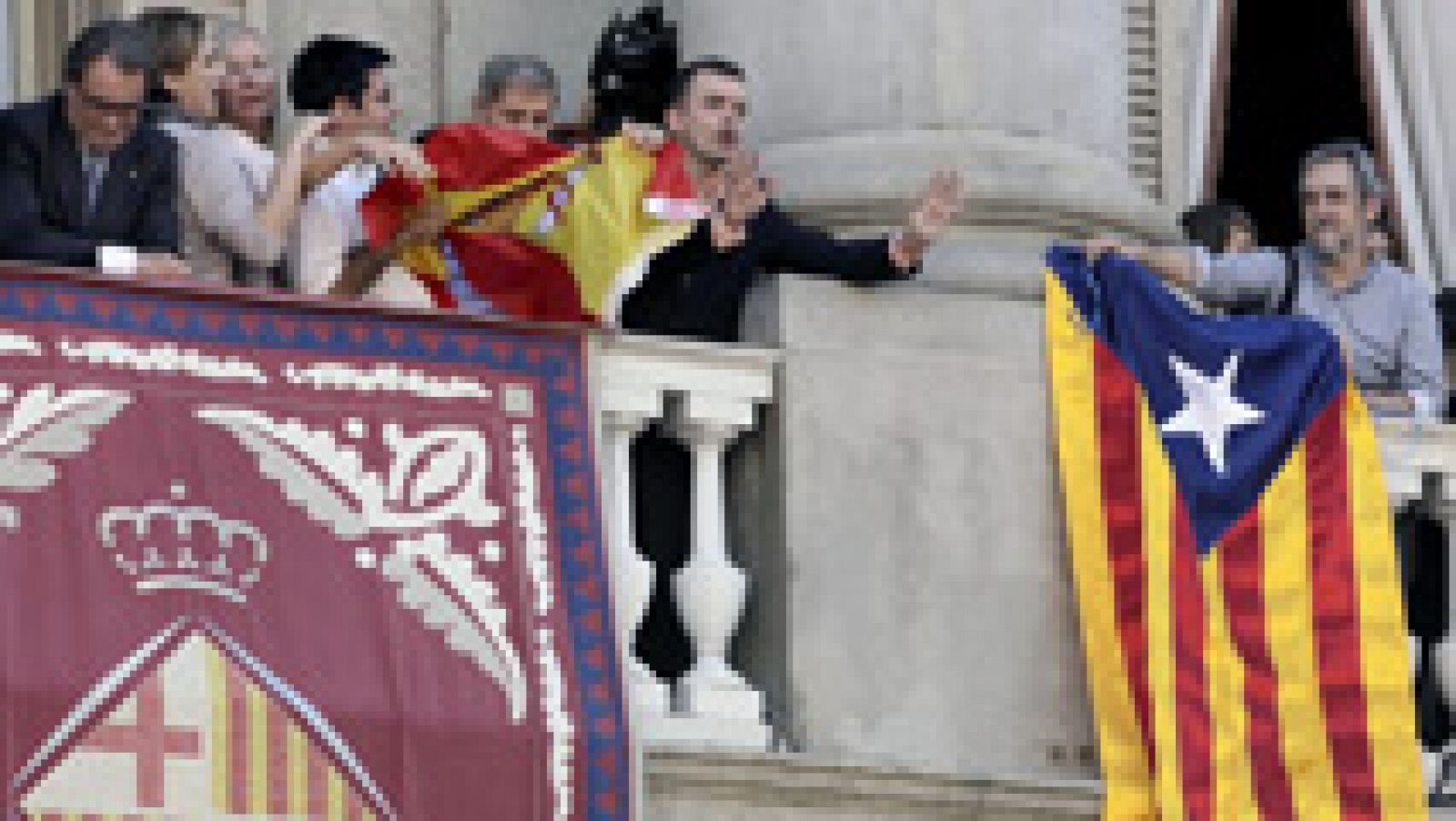 Telediario 1: Rifirrafe en el balcón del Ayuntamiento de Barcelona a cuenta de las banderas  | RTVE Play