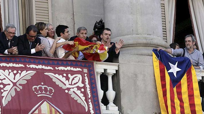 Telediario 1 - Rifirrafe en el balcón del Ayuntamiento de Barcelona a cuenta de las banderas
