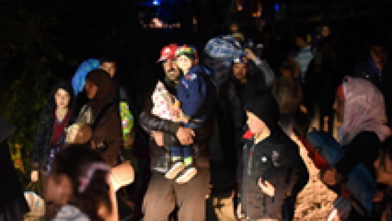 Descalzos, arrastrando sus pertenencias bajo la lluvia y de noche, grupos de migrantes caminan decenas de kilómetros para llegar a los campos de acogida en Croacia desde Serbia. Las cámaras de TVE captan la escena in situ.