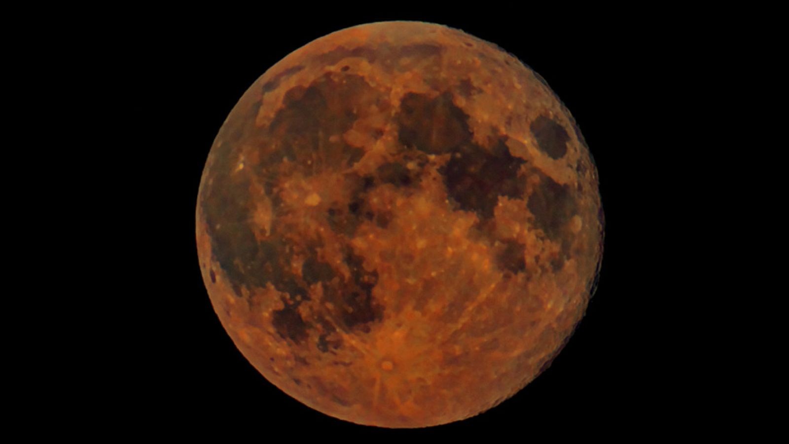 La próxima madrugada del 28 de septiembre, es decir, en la noche del domingo al lunes, astrónomos del proyecto GLORIA van a retransmitir en directo por internet desde Canarias un eclipse de superluna. Se podrá ver en rtve.es/eclipse-luna