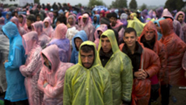 La lluvia y el viento no desaniman a los miles de refugiados que atraviesan Croacia a seguir su camino