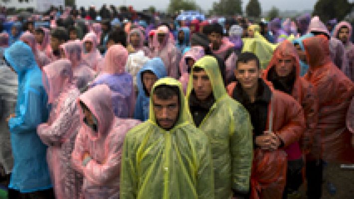 Telediario 1 - La lluvia y el viento no desaniman a los miles de refugiados que atraviesan Croacia a seguir su camino