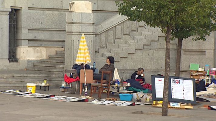 Telediario 1 - El Ayuntamiento desaloja las dos acampadas instaladas en Cibeles