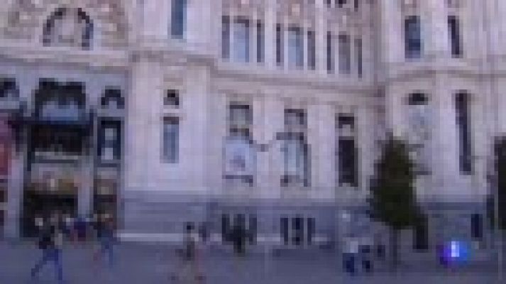 Telediario 1 - El Ayuntamiento desaloja las dos acampadas instaladas en Cibeles