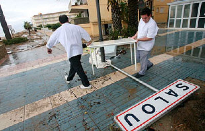 El temporal ha provocado grandes destrozos a su paso por Tarragona, especialmente en la localidad costera de Salou.