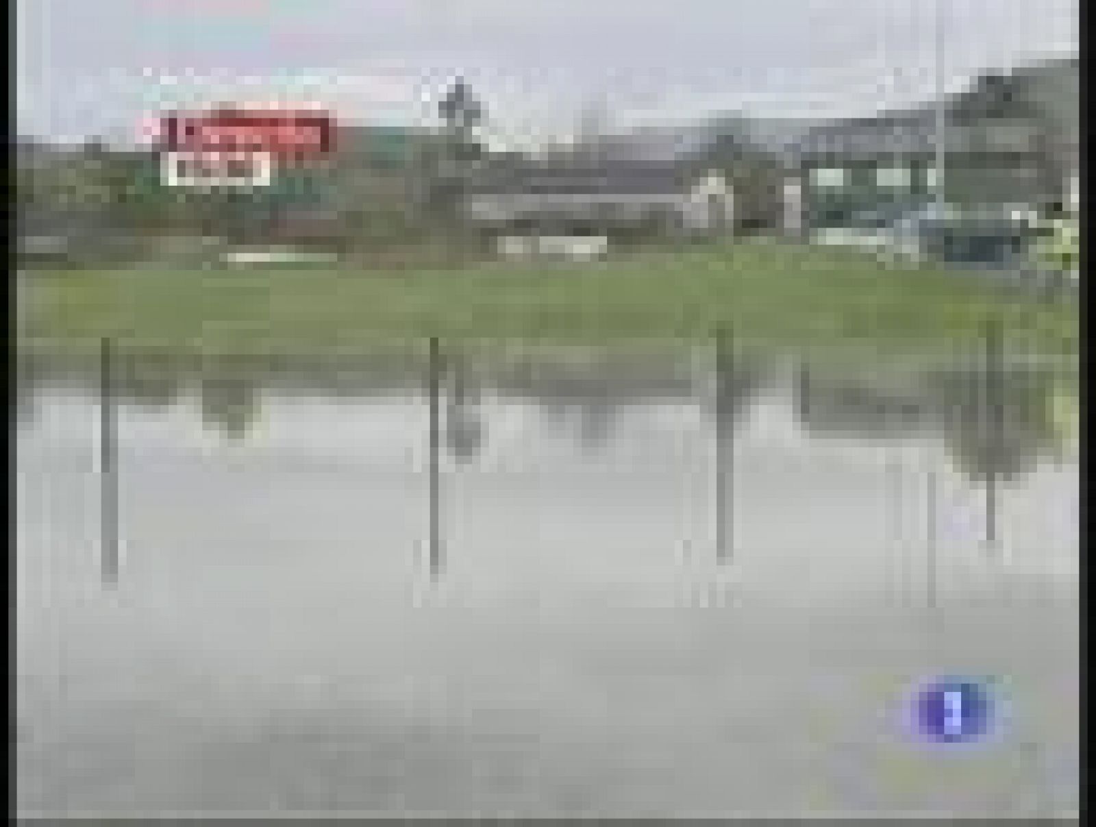 Las intensas lluvias han motivado el desbordamiento del río Aguanaz a su paso por el municipio de Entrambasaguas.