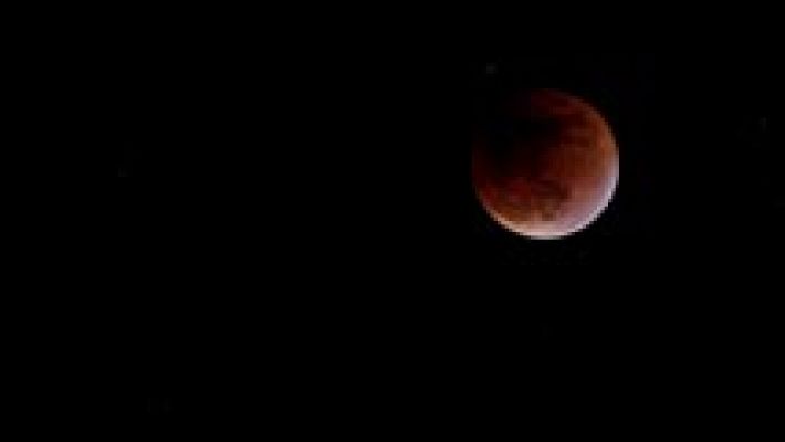 Telediario 1 - El eclipse total de superluna se ve desde todo el mundo