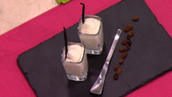 Espuma de chocolate blanco y pasas