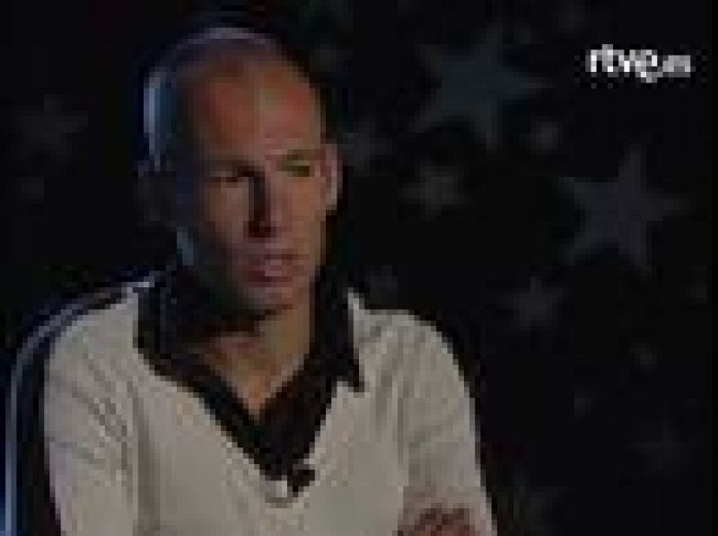 Arjen Robben responde en exclusiva para RTVE a 18 preguntas del periodista Rubén León en las que repasa toda actualidad de su equipo, y lo hace atreviéndose a hablaren español de todos los temas importantes.