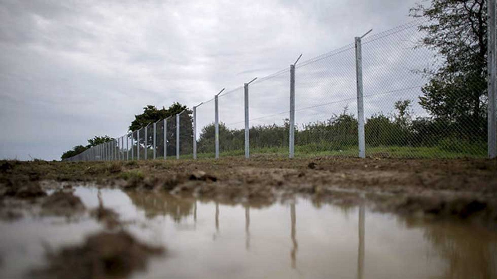 Croacia sigue desviando a miles de refugiados hacia Hungría