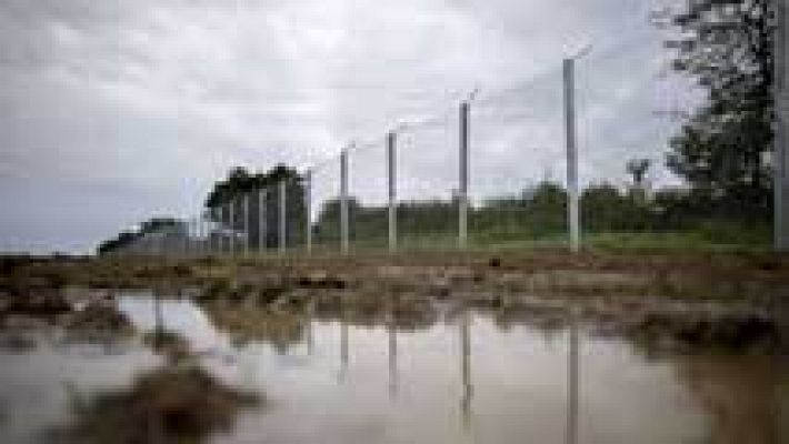 Telediario 1 - Croacia sigue desviando a miles de refugiados hacia Hungría