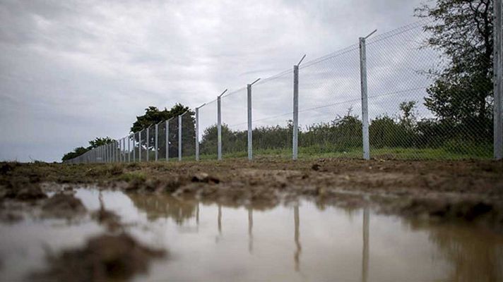 Telediario 1 - Croacia sigue desviando a miles de refugiados hacia Hungría