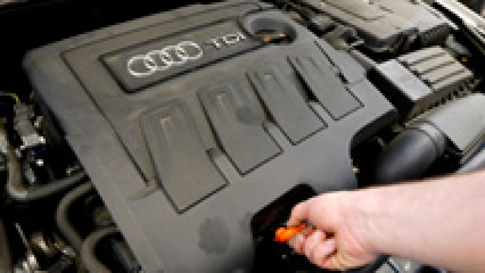 Telediario 1: Audi reconoce que 2,1 millones de coches llevan el 'software' que manipula las emisiones | RTVE Play