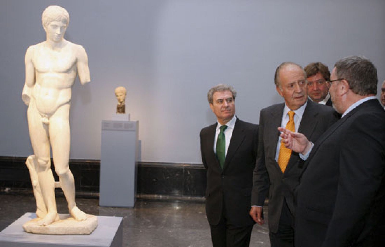 El Rey Juan Carlos inaugura en el Prado la exposición 'Entre dioses y hombres' | Ver