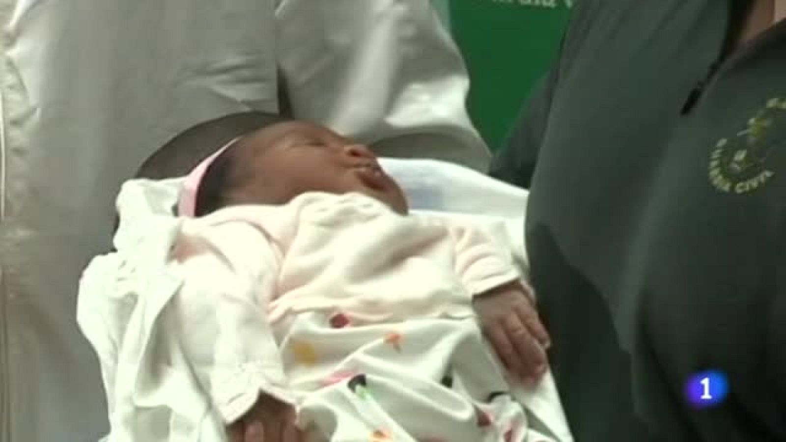 Un guardia civil solicita ser tutor de un bebé al que rescató en un naufragio en Melilla | Ver