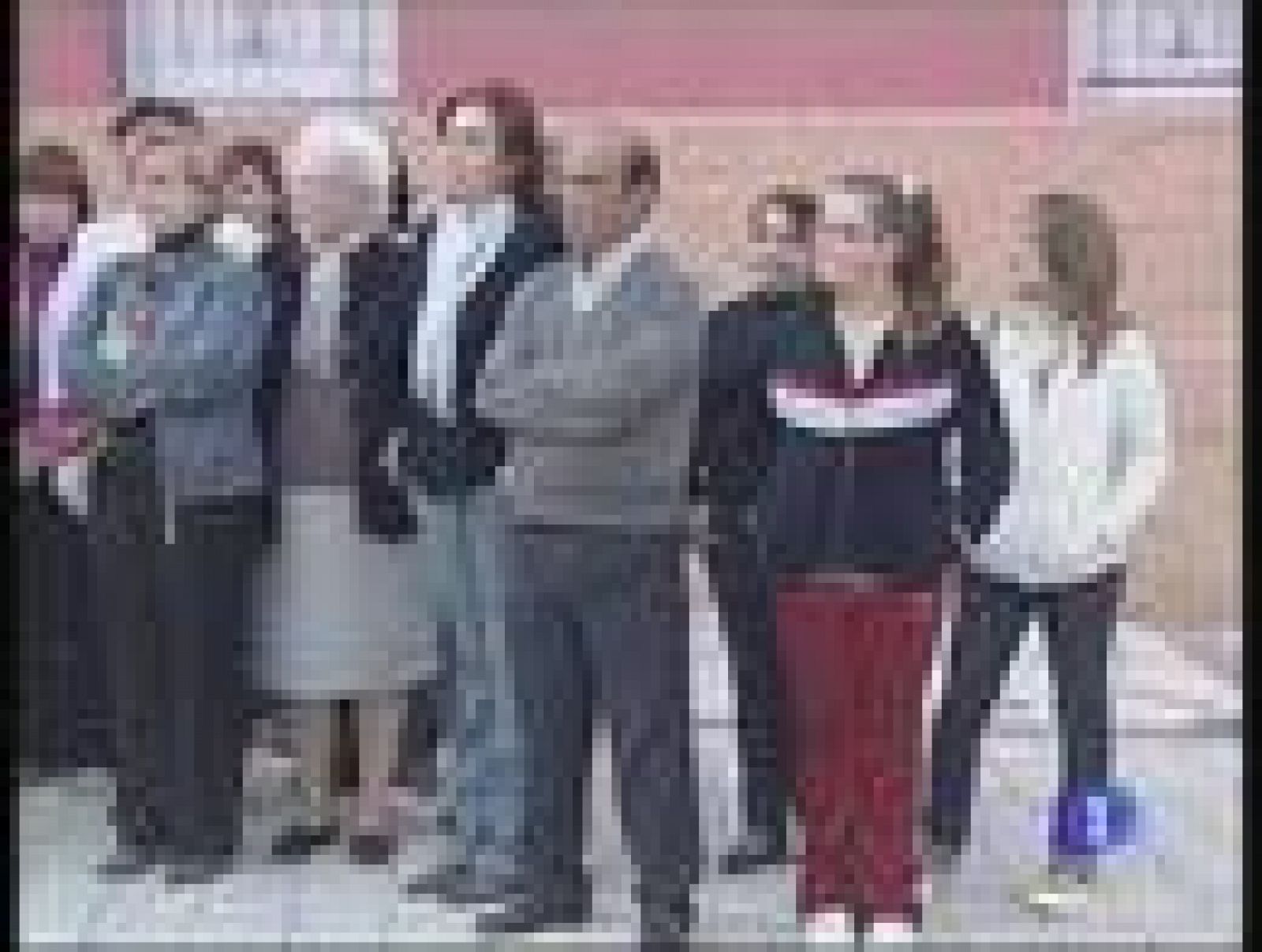 En Abarán, Murcia, se han concentrado decenas de personas para protestar por la muerte de las dos mujeres asesinadas anoche.  